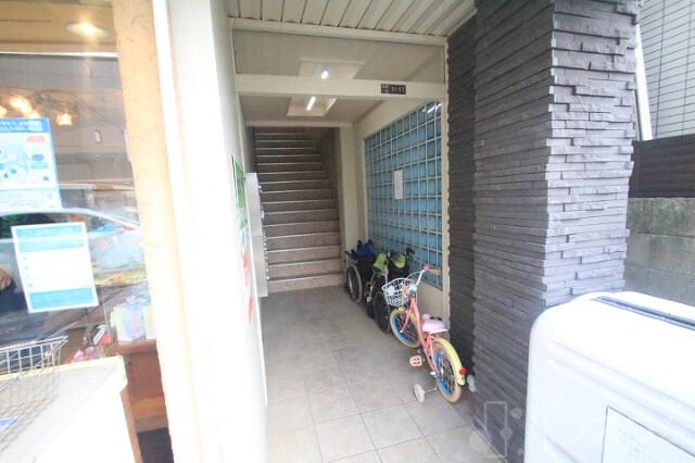 23/30 エントランス