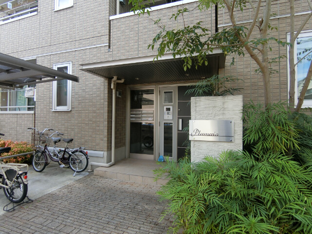 27/30 エントランス