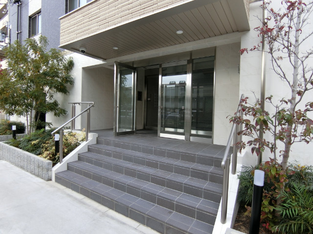 27/30 エントランス