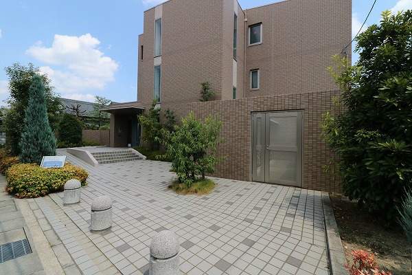 26/28 エントランス