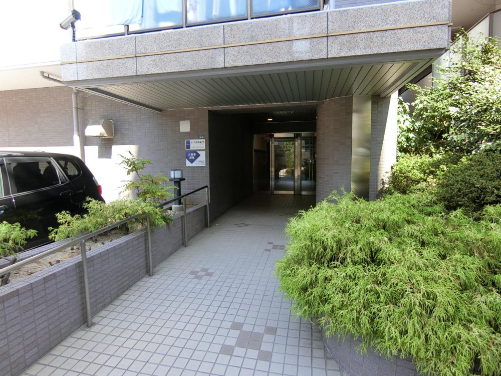 23/27 エントランス