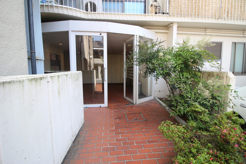 19/30 エントランス