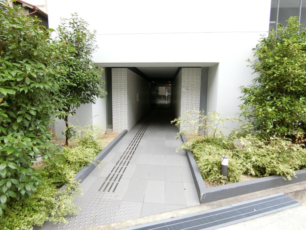 27/30 エントランス