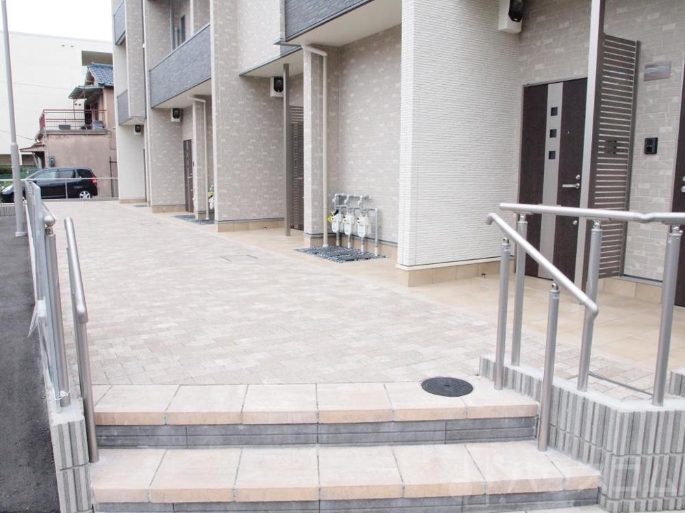 27/30 エントランス