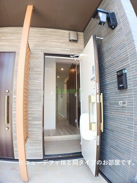 16/23 エントランス