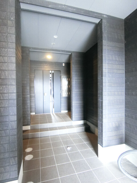 27/30 エントランス