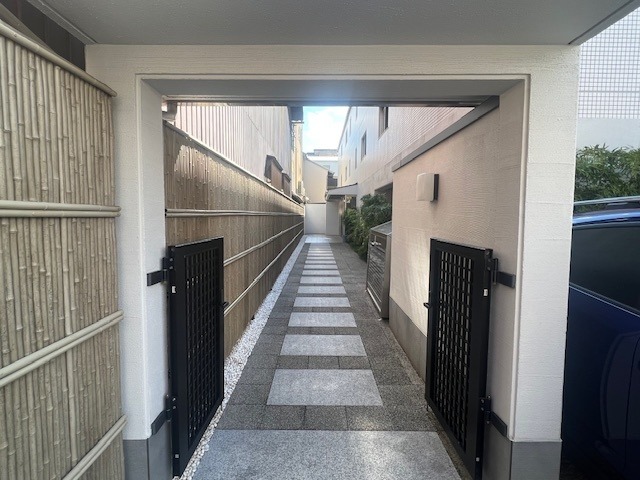 20/21 エントランス