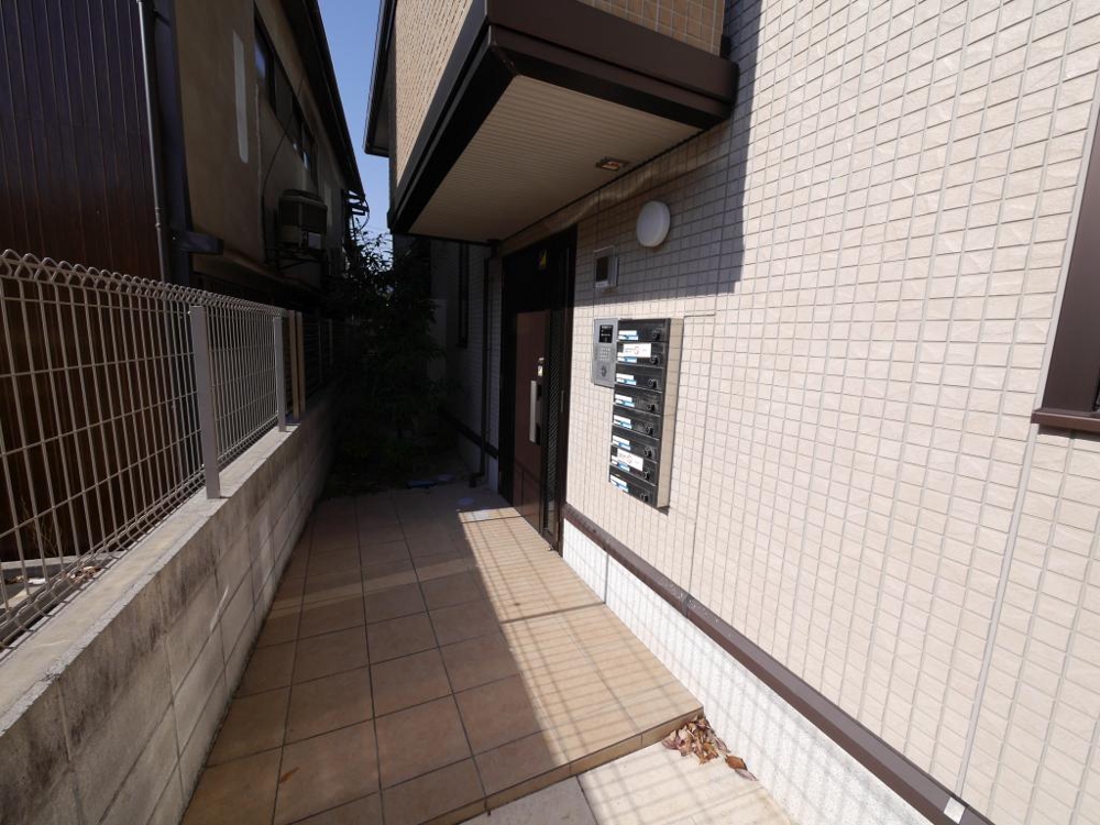 27/30 エントランス