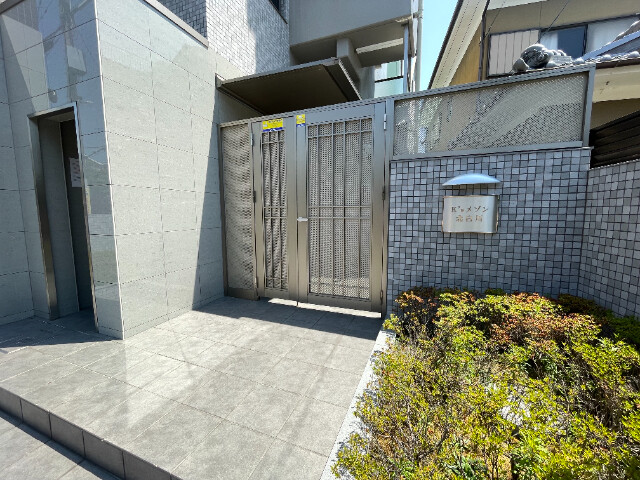 22/23 エントランス