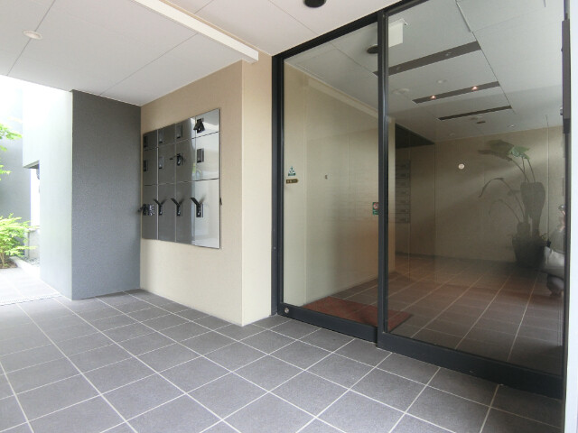 23/30 エントランス