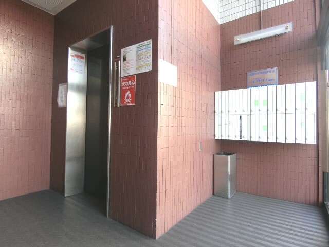 27/30 エントランス