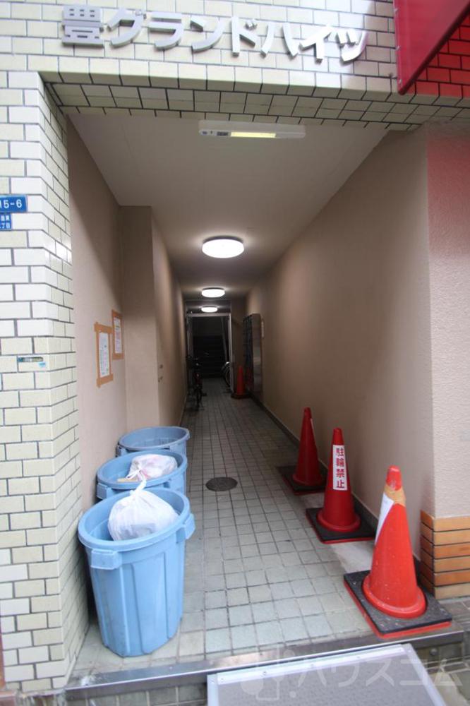 27/30 エントランス