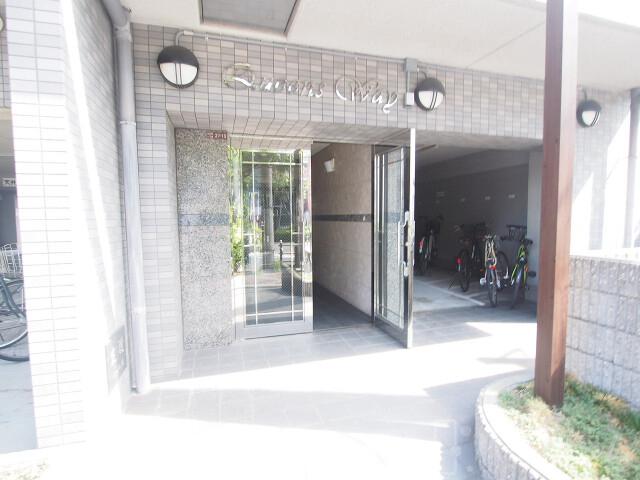 27/30 エントランス