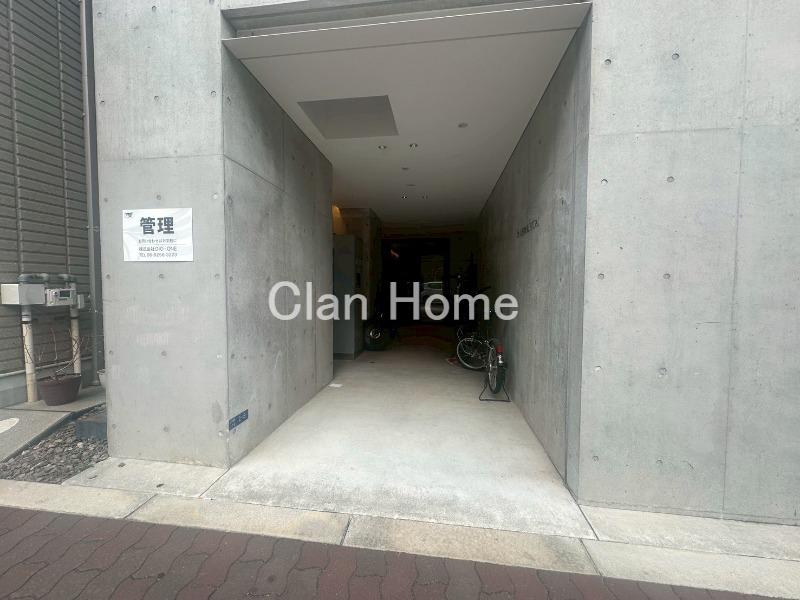 24/30 エントランス