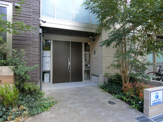 27/30 エントランス