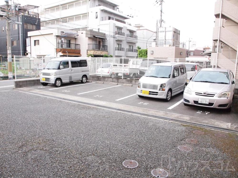 28/30 駐車場