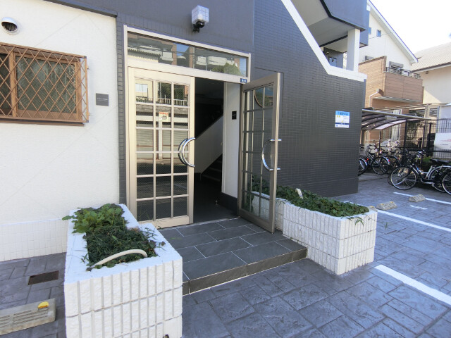 27/30 エントランス