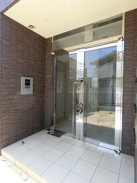 24/30 エントランス