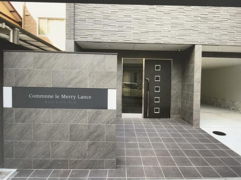 8/10 エントランス