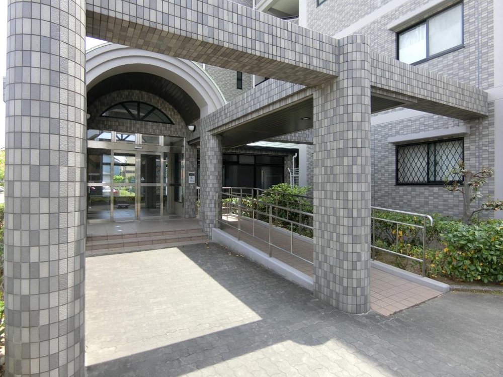 27/30 エントランス