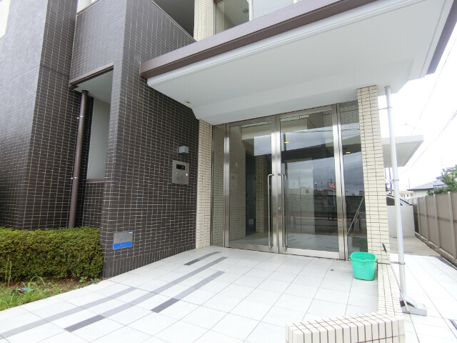 27/30 エントランス