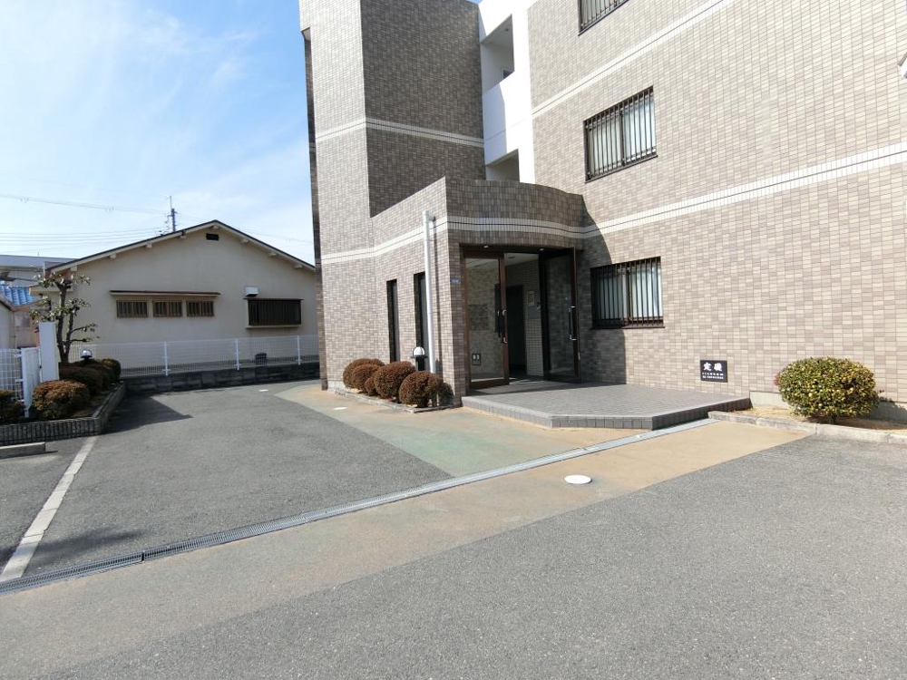 28/30 エントランス