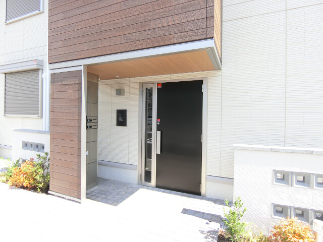 27/30 エントランス