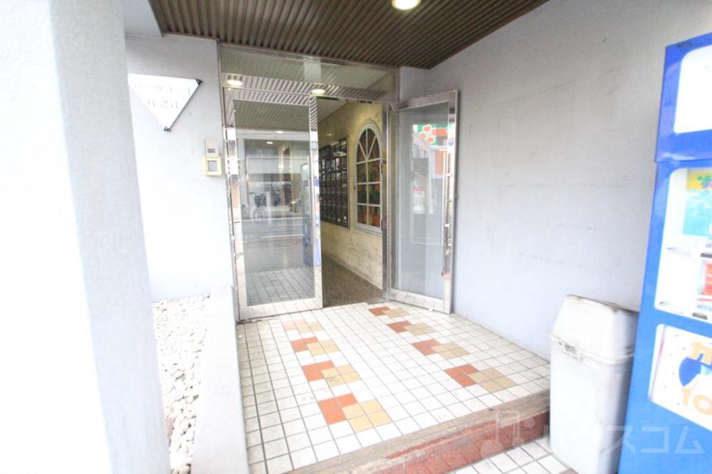 27/30 エントランス