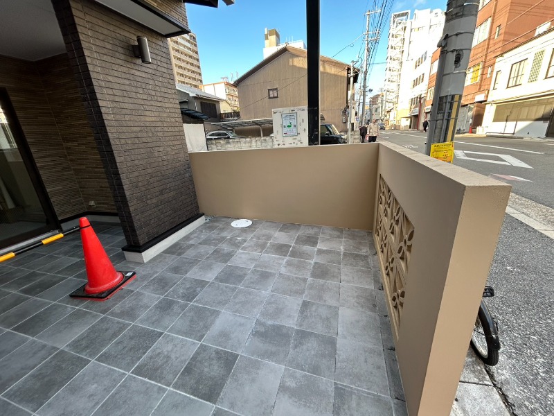 27/28 エントランス