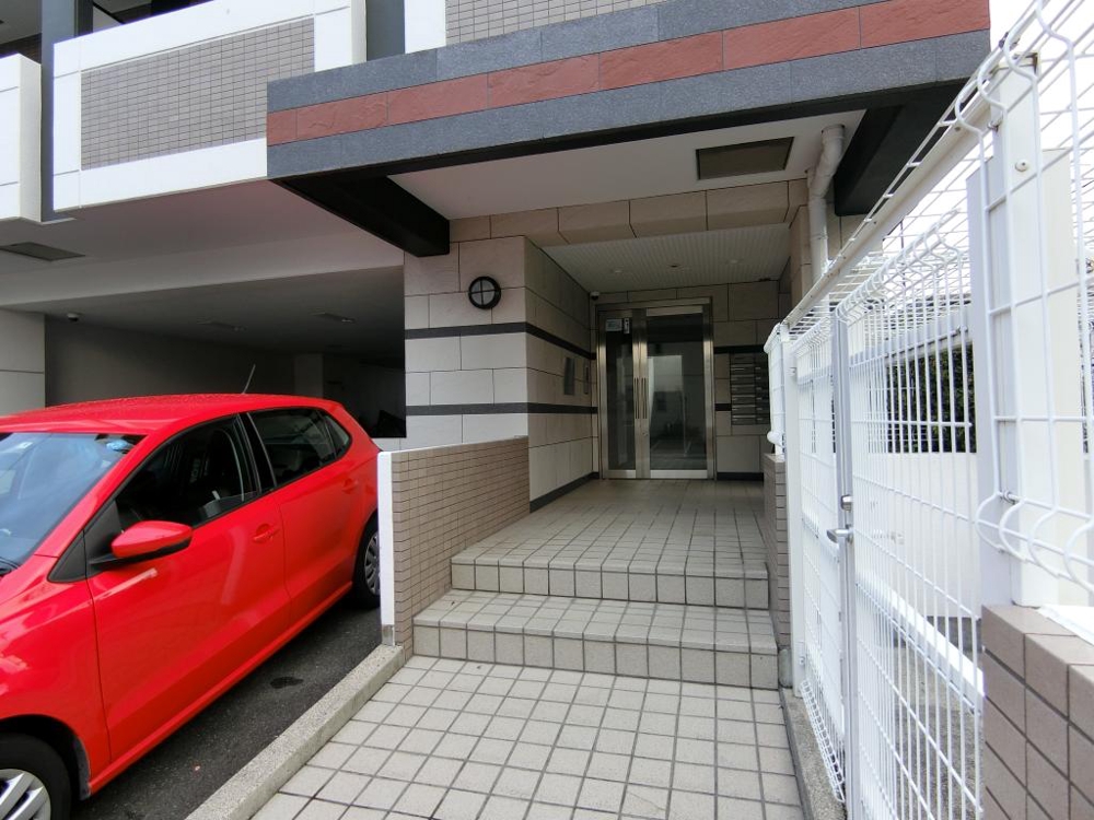 26/30 エントランス