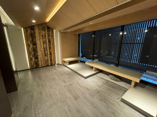 26/27 エントランス