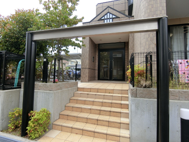 27/30 エントランス