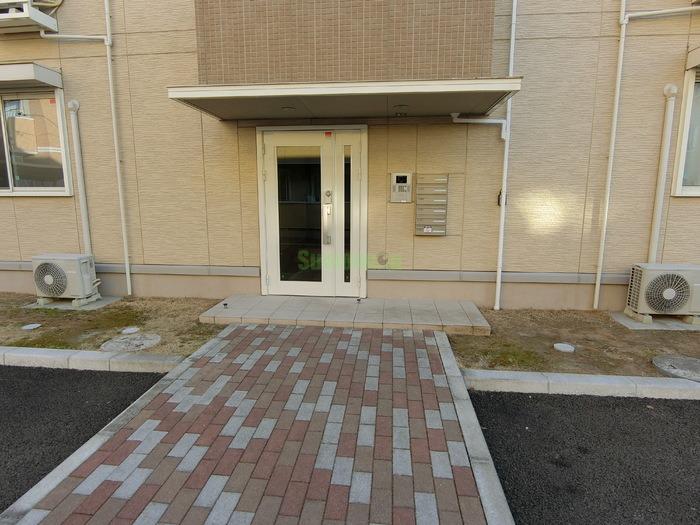 18/25 エントランス