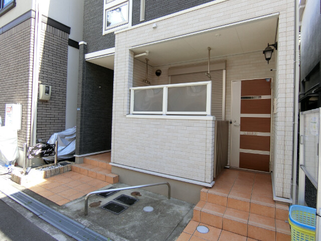 27/30 エントランス