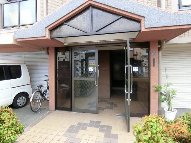 27/30 エントランス