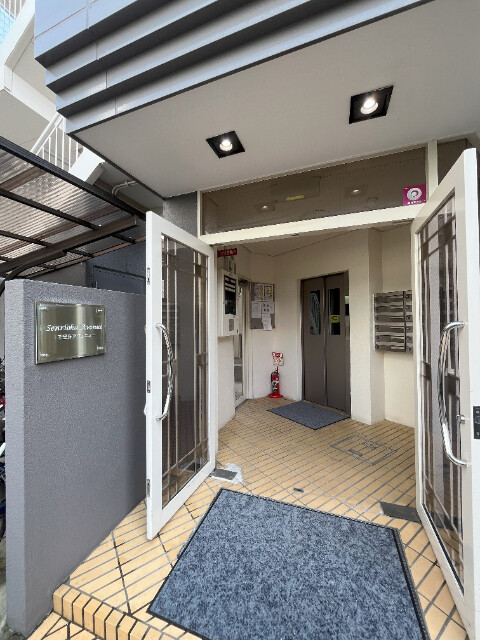 27/30 エントランス