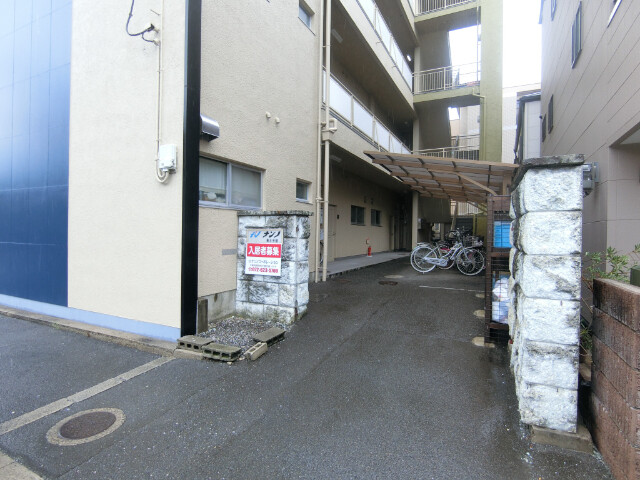 27/30 エントランス