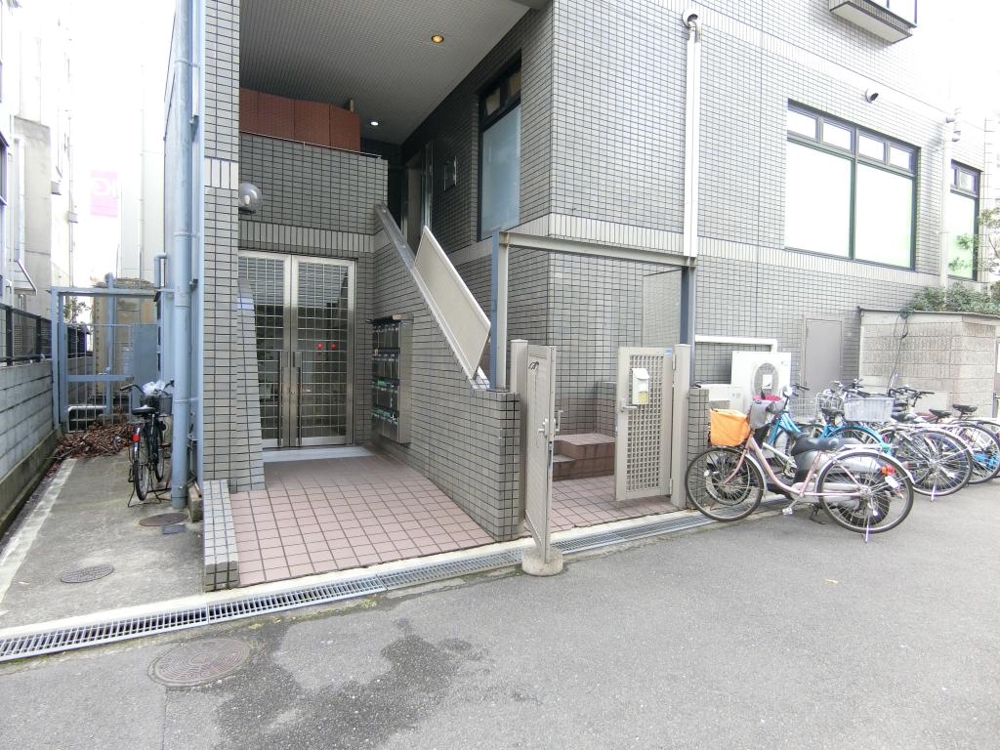 28/30 エントランス