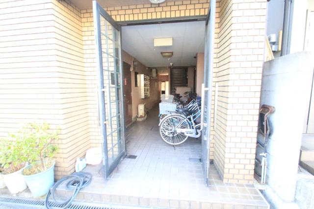 23/30 エントランス