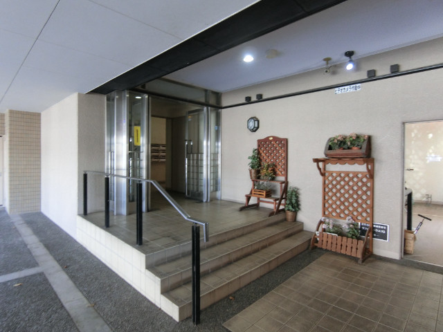 27/30 エントランス