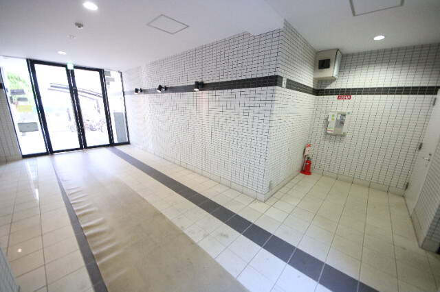 27/30 エントランス