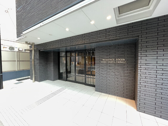 20/21 エントランス