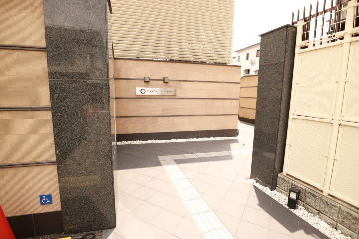 23/30 エントランス