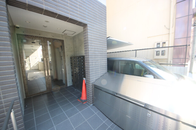 27/30 エントランス