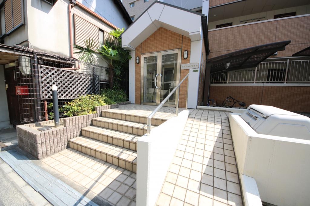 28/30 エントランス