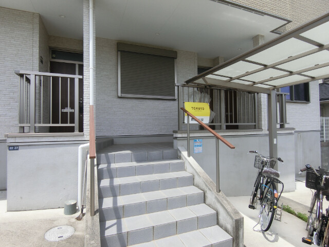 22/27 エントランス