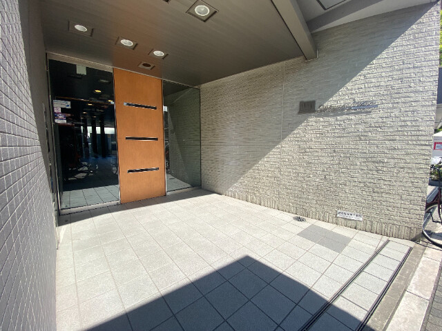 27/30 エントランス