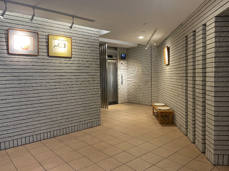 21/22 エントランス