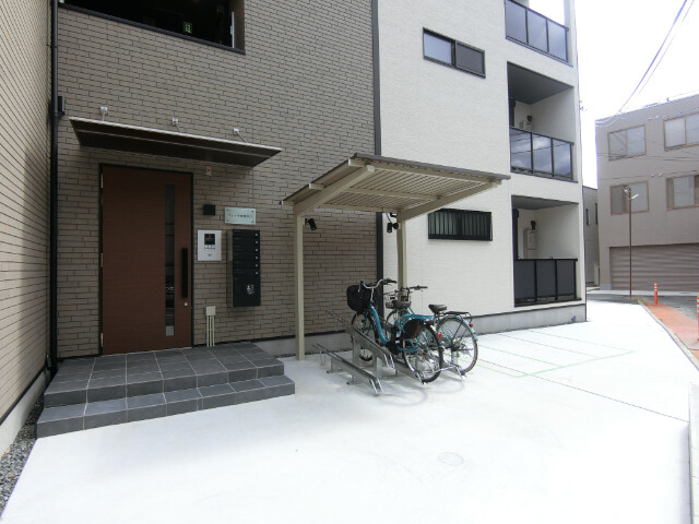 27/30 エントランス