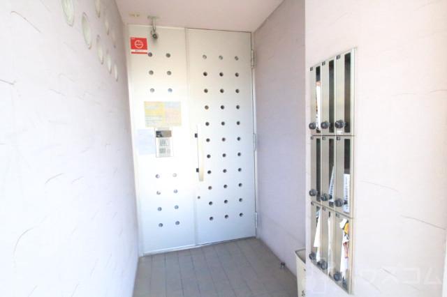 27/30 エントランス